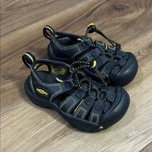KEEN little Kids Black and Yellow Closed-Toe Sandals size 9